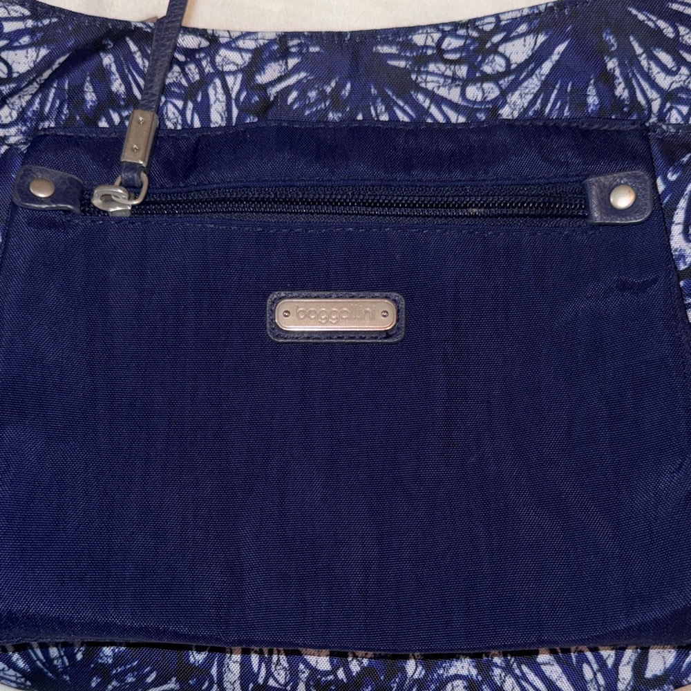 Baggallini Navy Pattern Crossbody Bag - Picture 2 of 8